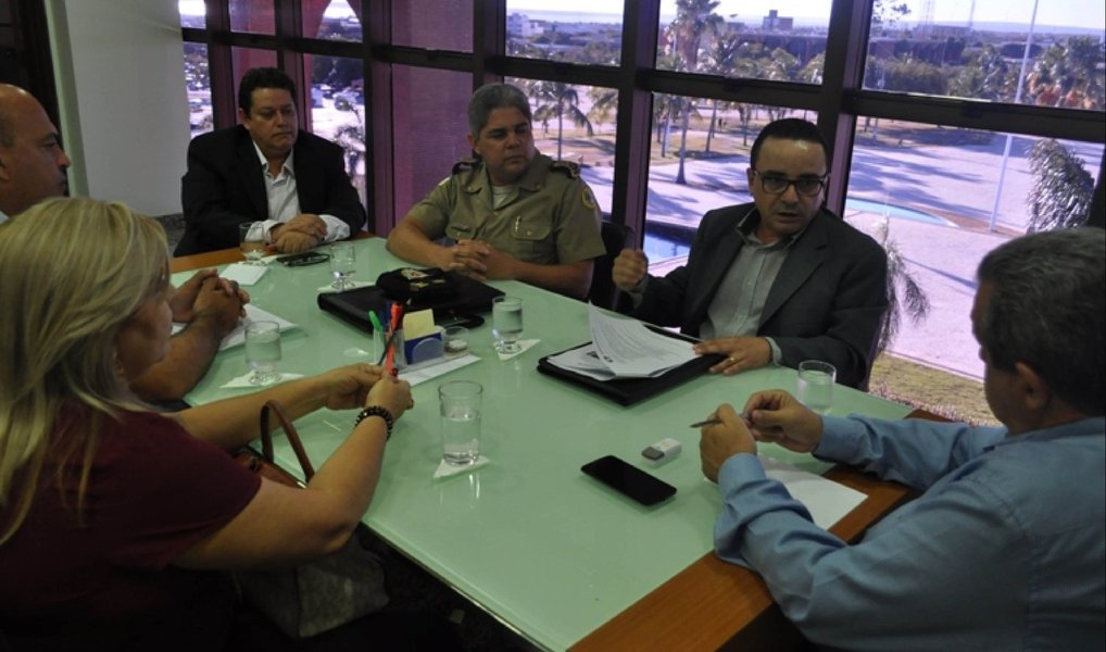 A diretoria do Sindicato dos Auditores Fiscais da Receita Estadual do Tocantins (Sindifiscal) anunciou a paralisação das atividades até as 22h59 desta sexta-feira (1); a categoria protesta contra falta de policiamento, o sucateamento das unidades do Fisco e o Ressarcimento de Despesas de Atividade Fiscal (Redaf); após o comunicado, o Sindicato dos Auditores Fiscais da Receita Estadual do Estado do Tocantins (Sindare), se pronunciou contra o movimento; ambos os sindicatos têm o mesmo nome, porém são rivais (Foto: Leonardo Lucena) A diretoria do Sindicato dos Auditores Fiscais da Receita Estadual do Tocantins (Sindifiscal) anunciou a paralisação das atividades até as 22h59 desta sexta-feira (1); a categoria protesta contra falta de policiamento, o sucateamento das unidades do Fisco e o Ressarcimento de Despesas de Atividade Fiscal (Redaf); após o comunicado, o Sindicato dos Auditores Fiscais da Receita Estadual do Estado do Tocantins (Sindare), se pronunciou contra o movimento; ambos os sindicatos têm o mesmo nome, porém são rivais