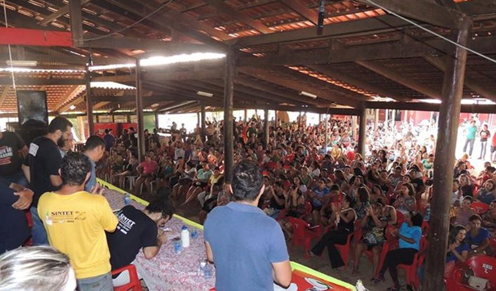 Depois de 13 dias de paralisação, os trabalhadores em educação da Capital decidiram em assembleia realizada nessa segunda-feira, 29, terminar a greve; categoria decidiu pelo fim da paralisação, após a Prefeitura de Palmas alterar pontos da proposta apresentada na semana passada. De acordo com o presidente do sindicato da categoria (Sintet), Joelson Pereira, os professores voltam às salas de aula já nesta terça-feira, 20; entre os pontos atendidos pela prefeitura estão pagamentos das progressões, projeto de meritocracia e as Salas integradas (Foto: Aquiles Lins) Depois de 13 dias de paralisação, os trabalhadores em educação da Capital decidiram em assembleia realizada nessa segunda-feira, 29, terminar a greve; categoria decidiu pelo fim da paralisação, após a Prefeitura de Palmas alterar pontos da proposta apresentada na semana passada. De acordo com o presidente do sindicato da categoria (Sintet), Joelson Pereira, os professores voltam às salas de aula já nesta terça-feira, 20; entre os pontos atendidos pela prefeitura estão pagamentos das progressões, projeto de meritocracia e as Salas integradas
