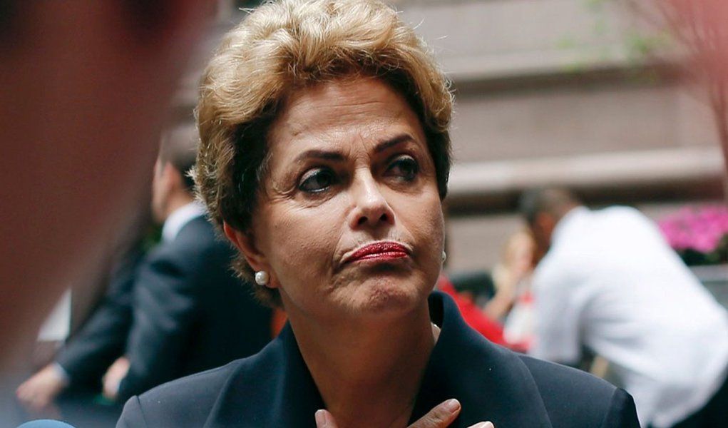 "Não é remota a hipótese de que Dilma Rousseff, sobre a qual não pesa nenhuma acusação – nem mesmo fajuta, quanto as que fazem a Lula – venha a ser sacrificada para que cessem as pressões sobre os 318 políticos incluídos dia 24 na estranhíssima lista da Odebrecht", diz Fernando Brito, do Tijolaço (Foto: Roberta Namour) "Não é remota a hipótese de que Dilma Rousseff, sobre a qual não pesa nenhuma acusação – nem mesmo fajuta, quanto as que fazem a Lula – venha a ser sacrificada para que cessem as pressões sobre os 318 políticos incluídos dia 24 na estranhíssima lista da Odebrecht", diz Fernando Brito, do Tijolaço