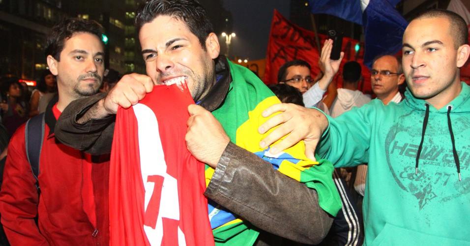 Num momento como este, de polarização e ânimos exaltados, sem que pese qualquer prova contra a presidenta Dilma, é preciso ter muito cuidado para não alimentar ondas de ódio e intolerância. A responsabilidade é de cada indivíduo, nas redes e nas ruas (Foto: Paulo Teixeira) Num momento como este, de polarização e ânimos exaltados, sem que pese qualquer prova contra a presidenta Dilma, é preciso ter muito cuidado para não alimentar ondas de ódio e intolerância. A responsabilidade é de cada indivíduo, nas redes e nas ruas