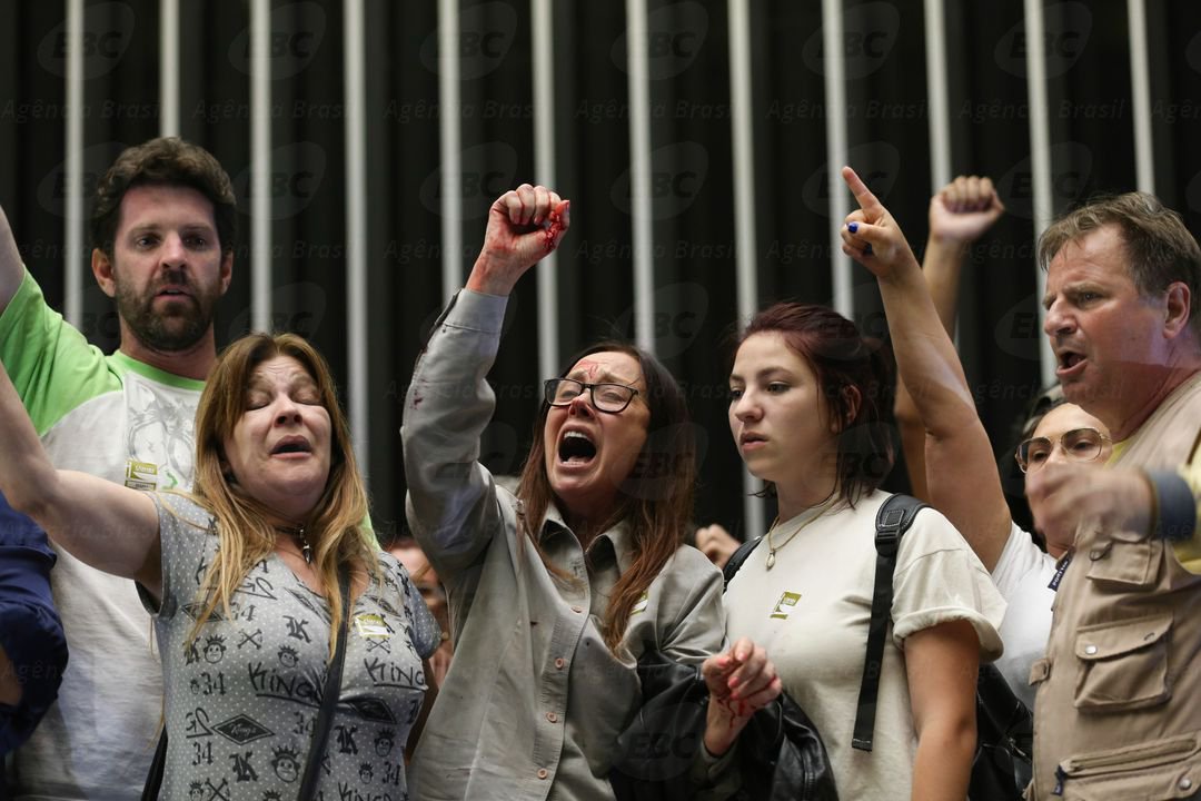 Toda pessoa minimamente crítica se perguntou: como um grupo de 50 almofadinhas invadiu e tomou conta do microfone do principal palanque político do país? Quem abriu a porta? (Foto: Leandro Monerato) Toda pessoa minimamente crítica se perguntou: como um grupo de 50 almofadinhas invadiu e tomou conta do microfone do principal palanque político do país? Quem abriu a porta?
