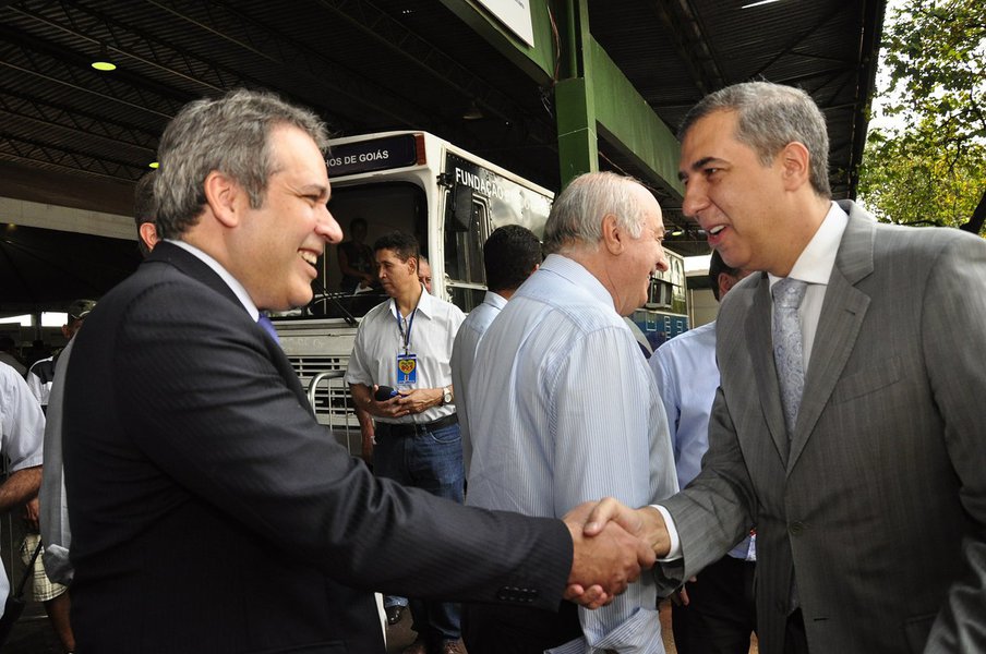 Programa funciona nesta sexta-feira (23), no Cepal da Vila Abajá, das 8 às 17 horas; A solenidade oficial de abertura do programa foi realizada na quinta-feira (22), pelo governador em exercício José Eliton, o secretário de Governo Henrique Tibúrcio, o prefeito de Goiânia Paulo Garcia e o presidente da Câmara Municipal, vereador Anselmo Pereira; "Quando Governo do Estado, Governo Municipal e Legislativo se unem quem ganha é a população. Dessa forma a comunidade passa a compreender melhor seus direitos, passa a saber cobrar melhor e vê que é possível ter contato com quem administra a cidade e o Estado", frisa o secretario Henrique Tibúrcio (Foto: Realle Palazzo-Martini) Programa funciona nesta sexta-feira (23), no Cepal da Vila Abajá, das 8 às 17 horas; A solenidade oficial de abertura do programa foi realizada na quinta-feira (22), pelo governador em exercício José Eliton, o secretário de Governo Henrique Tibúrcio, o prefeito de Goiânia Paulo Garcia e o presidente da Câmara Municipal, vereador Anselmo Pereira; "Quando Governo do Estado, Governo Municipal e Legislativo se unem quem ganha é a população. Dessa forma a comunidade passa a compreender melhor seus direitos, passa a saber cobrar melhor e vê que é possível ter contato com quem administra a cidade e o Estado", frisa o secretario Henrique Tibúrcio