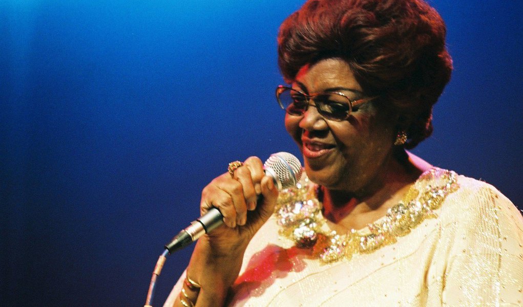 Yvonne da Silva Lara, conhecida como Dona Ivone é uma das maiores referências no território do samba; aos 95 anos, com uma carreira marcada por dificuldades, resistência e reconhecimento, ela construiu uma trajetória de sucesso que a tornou um ícone na história da música brasileira; nesta segunda-feira (7) receberá, no Palácio do Planalto, em Brasília, a Ordem do Mérito Cultural, principal condecoração anual do governo brasileiro à área da cultura, e que desta vez vai celebrar o centenário do samba (Foto: Paulo Emílio) Yvonne da Silva Lara, conhecida como Dona Ivone é uma das maiores referências no território do samba; aos 95 anos, com uma carreira marcada por dificuldades, resistência e reconhecimento, ela construiu uma trajetória de sucesso que a tornou um ícone na história da música brasileira; nesta segunda-feira (7) receberá, no Palácio do Planalto, em Brasília, a Ordem do Mérito Cultural, principal condecoração anual do governo brasileiro à área da cultura, e que desta vez vai celebrar o centenário do samba