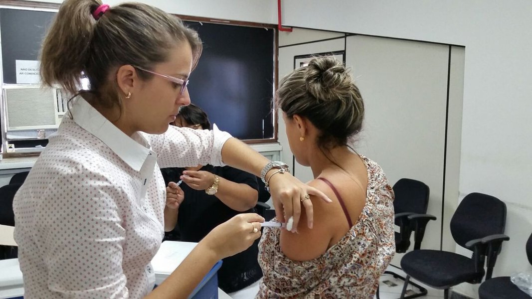 A Secretaria de Estado da Saúde (SES) está em contagem regressiva para o “Dia D”, ocasião em que marca o início a campanha de vacinação contra a gripe Influenza; a mobilização está marcada para o dia 30 de abril, mas a campanha segue até o dia 20 de maio, em todo o país; os 75 municípios sergipanos estarão envolvidos nessa ação; ao todo, o Ministério da Saúde disponibilizará 500 mil doses da vacina para o estado; o primeiro dos quatro lotes destinados já foi entregue e corresponde a 116 mil doses; três casos foram confirmados no Estado (Foto: Valter Lima) A Secretaria de Estado da Saúde (SES) está em contagem regressiva para o “Dia D”, ocasião em que marca o início a campanha de vacinação contra a gripe Influenza; a mobilização está marcada para o dia 30 de abril, mas a campanha segue até o dia 20 de maio, em todo o país; os 75 municípios sergipanos estarão envolvidos nessa ação; ao todo, o Ministério da Saúde disponibilizará 500 mil doses da vacina para o estado; o primeiro dos quatro lotes destinados já foi entregue e corresponde a 116 mil doses; três casos foram confirmados no Estado