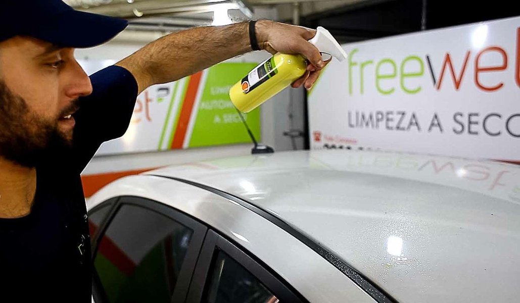 "Os empreendedores da marca são pessoas que acreditam em mudanças. Poderíamos ter investido na contratação de funcionários, mas preferimos partilhar o conhecimento e criar os nanoempreendedores para atender pessoas que queiram dar o primeiro passo no empreendedorismo", explica Marcos Soares, sócio-fundador da Freewet (Foto: Luis Mauro Queiroz) "Os empreendedores da marca são pessoas que acreditam em mudanças. Poderíamos ter investido na contratação de funcionários, mas preferimos partilhar o conhecimento e criar os nanoempreendedores para atender pessoas que queiram dar o primeiro passo no empreendedorismo", explica Marcos Soares, sócio-fundador da Freewet
