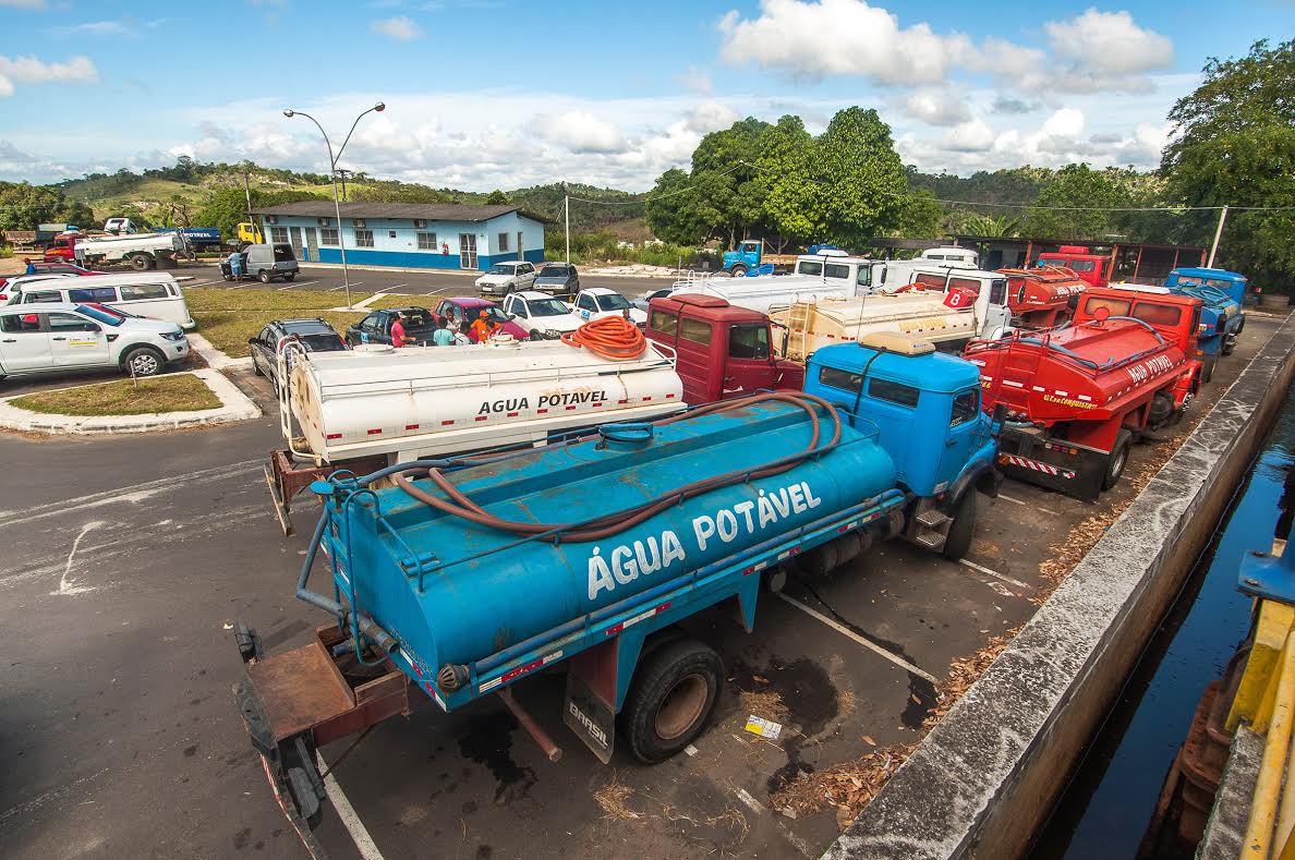 Motoristas de caminhões-pipa de Itabuna, no sul da Bahia, encerram nesta segunda-feira a paralisação iniciada no último sábado, por atraso no pagamento; segundo a prefeitura, 35 carros contratados pela Defesa Civil retomaram o abastecimento de 130 tanques com água potável destinados a atender à população; os caminhões foram contratados para amenizar a situação dos moradores das cidades que passam por uma longa estiagem (Foto: Romulo Faro) Motoristas de caminhões-pipa de Itabuna, no sul da Bahia, encerram nesta segunda-feira a paralisação iniciada no último sábado, por atraso no pagamento; segundo a prefeitura, 35 carros contratados pela Defesa Civil retomaram o abastecimento de 130 tanques com água potável destinados a atender à população; os caminhões foram contratados para amenizar a situação dos moradores das cidades que passam por uma longa estiagem