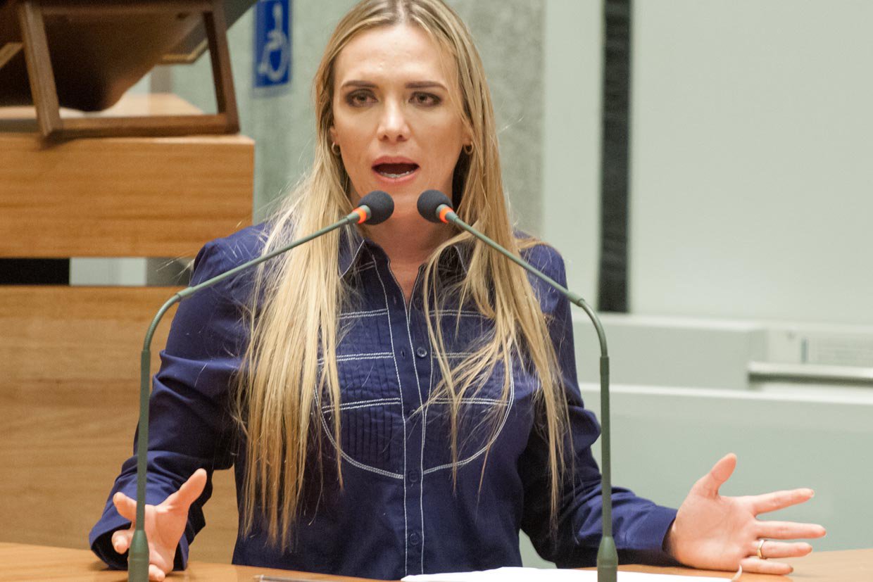 O Superior Tribunal de Justiça (STJ) negou nesta sexta (11) o pedido de habeas corpus para que a deputada Celina Leão (PPS-DF) retorne à presidência da Câmara Legislativa do Distrito Federal, da qual foi afastada em agosto; o afastamento foi decidido pelo Tribunal de Justiça do Distrito Federal (TJDF) no curso da Operação Drácon, que apura suposta cobrança ilícita de valores a empresas para a aprovação de emendas parlamentares no orçamento da saúde do DF
(Foto: Valter Lima) O Superior Tribunal de Justiça (STJ) negou nesta sexta (11) o pedido de habeas corpus para que a deputada Celina Leão (PPS-DF) retorne à presidência da Câmara Legislativa do Distrito Federal, da qual foi afastada em agosto; o afastamento foi decidido pelo Tribunal de Justiça do Distrito Federal (TJDF) no curso da Operação Drácon, que apura suposta cobrança ilícita de valores a empresas para a aprovação de emendas parlamentares no orçamento da saúde do DF