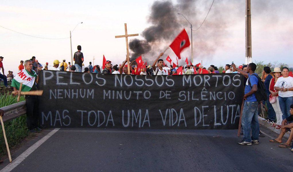 Comissão Pastoral da Terra divulgou nota nesta sexta-feira, 8, cobrando responsabilidades pelas mortes de camponeses pelo País; segundo a entidade, em 2015, 50 trabalhadores foram assassinados no campo, e apenas neste ano já foram 13 mortes, entre elas as dos dois agricultores do MST, mortos pela PM do Paraná; "A democracia que buscamos precisa reconciliar esse povo com esse território, acabando de vez com a sanha assassina do capitalismo e seus truques de colocar as maiorias de joelhos longe do poder e as minorias pelos salões e corredores trocando favores e influência", afirma a CPT; "O projeto popular para o Brasil que construímos foi derrotado e precisa ser reinventado. A hora para fazer isso, é agora"; leia íntegra (Foto: Aquiles Lins) Comissão Pastoral da Terra divulgou nota nesta sexta-feira, 8, cobrando responsabilidades pelas mortes de camponeses pelo País; segundo a entidade, em 2015, 50 trabalhadores foram assassinados no campo, e apenas neste ano já foram 13 mortes, entre elas as dos dois agricultores do MST, mortos pela PM do Paraná; "A democracia que buscamos precisa reconciliar esse povo com esse território, acabando de vez com a sanha assassina do capitalismo e seus truques de colocar as maiorias de joelhos longe do poder e as minorias pelos salões e corredores trocando favores e influência", afirma a CPT; "O projeto popular para o Brasil que construímos foi derrotado e precisa ser reinventado. A hora para fazer isso, é agora"; leia íntegra