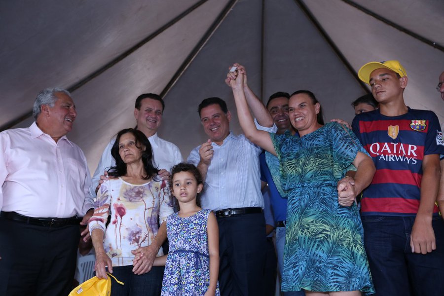 Governador de Goiás disse que procura fazer parcerias republicanas com o governo federal e os municípios e que o Cheque Mais Moradia já beneficiou mais de 200 mil famílias; ministro das Cidades afirmou que Marconi é o governador que mais sabe fazer parcerias com o governo federal; unidades habitacionais resultam de parceria da prefeitura com o ministério e tem o apoio do governo do Estado; residencial enquadra-se na Faixa 1 do programa Minha Casa Minha Vida e foi financiado pelo Banco do Brasil para famílias com renda de até R$ 1.600 (Foto: Realle Palazzo-Martini) Governador de Goiás disse que procura fazer parcerias republicanas com o governo federal e os municípios e que o Cheque Mais Moradia já beneficiou mais de 200 mil famílias; ministro das Cidades afirmou que Marconi é o governador que mais sabe fazer parcerias com o governo federal; unidades habitacionais resultam de parceria da prefeitura com o ministério e tem o apoio do governo do Estado; residencial enquadra-se na Faixa 1 do programa Minha Casa Minha Vida e foi financiado pelo Banco do Brasil para famílias com renda de até R$ 1.600