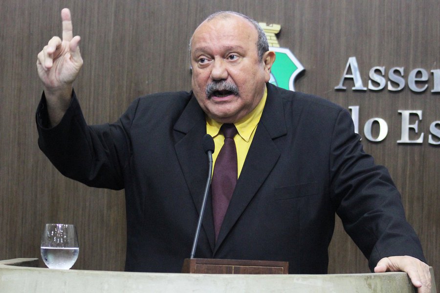 “Não pensem que desse montante existe uma maioria de santos, anjos, arcanjos, de representantes da cidadania”, disse ainda o deputado cearense Fernando Hugo (PP), sobre a rebelião que acabou com mais de 60 mortos em Manaus. Em vídeo divulgado em seu Facebook, ele também lamenta o ocorrido e cobra medidas que evitem massacres desse tipo (Foto: Rodrigo Rocha) “Não pensem que desse montante existe uma maioria de santos, anjos, arcanjos, de representantes da cidadania”, disse ainda o deputado cearense Fernando Hugo (PP), sobre a rebelião que acabou com mais de 60 mortos em Manaus. Em vídeo divulgado em seu Facebook, ele também lamenta o ocorrido e cobra medidas que evitem massacres desse tipo