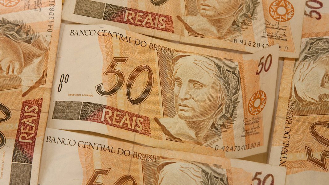 De acordo com o levantamento, o Ceará teve um decréscimo de 3,48%. A expectativa é que em 2016 possa haver uma retomada de crescimento, segundo o presidente do Ipece, economista Flávio Ataliba. O setor de serviços foi o que mais registrou atividades com taxas positivas no período pesquisado. A agropecuária apresentou decréscimo, principalmente, por conta da estiagem e a redução no consumo das famílias pode ter levado ao desaquecimento na indústria (Foto: Fatima 247) De acordo com o levantamento, o Ceará teve um decréscimo de 3,48%. A expectativa é que em 2016 possa haver uma retomada de crescimento, segundo o presidente do Ipece, economista Flávio Ataliba. O setor de serviços foi o que mais registrou atividades com taxas positivas no período pesquisado. A agropecuária apresentou decréscimo, principalmente, por conta da estiagem e a redução no consumo das famílias pode ter levado ao desaquecimento na indústria