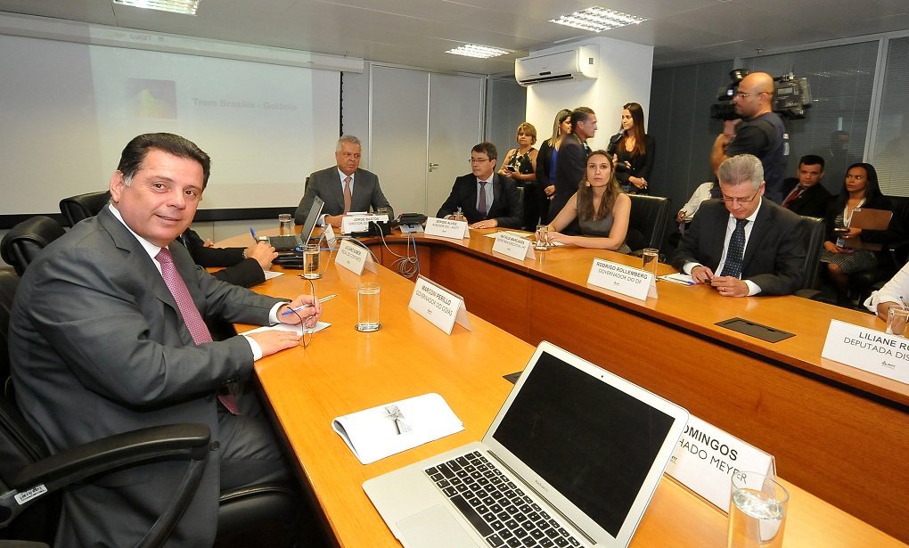 Nesta quinta-feira, Marconi, o governador do DF, Rodrigo Rollemberg, e representantes do Ministério dos Transportes estiveram reunidos na sede da Agência Nacional de Transportes Terrestres com o diretor geral Jorge Bastos para conhecer detalhes do Evetec – Estudo de Viabilidade Técnica e Econômica – da Ferrovia Brasília/Goiânia; projeto é reivindicação antiga do governador goiano; “Temos a confirmação de que o projeto será viabilizado através de uma PPP envolvendo os governos de Goiás, do Distrito Federal e da União”, disse Marconi; Marconi sugeriu à ANTT, em conjunto com o governador Rollemberg, que o transporte seja apenas de passageiros, sem cargas nas duas fases, ou seja, na parte semiurbana e regional (Foto: José Barbacena) Nesta quinta-feira, Marconi, o governador do DF, Rodrigo Rollemberg, e representantes do Ministério dos Transportes estiveram reunidos na sede da Agência Nacional de Transportes Terrestres com o diretor geral Jorge Bastos para conhecer detalhes do Evetec – Estudo de Viabilidade Técnica e Econômica – da Ferrovia Brasília/Goiânia; projeto é reivindicação antiga do governador goiano; “Temos a confirmação de que o projeto será viabilizado através de uma PPP envolvendo os governos de Goiás, do Distrito Federal e da União”, disse Marconi; Marconi sugeriu à ANTT, em conjunto com o governador Rollemberg, que o transporte seja apenas de passageiros, sem cargas nas duas fases, ou seja, na parte semiurbana e regional