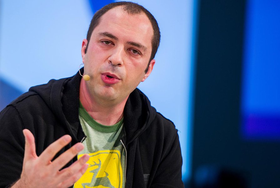 A Polícia Civil do Rio de Janeiro vai apurar se houve crime de obstrução da Justiça por parte do executivo-chefe do WhatsApp no Brasil, Jan Koum; o delegado Marcos Gomes, da 62ª Delegacia de Polícia, em Duque de Caxias, no Rio, disse que a medida está prevista na Lei de Organização Criminosa; de acordo com o delegado, já está em andamento na unidade investigação sobre a atuação de uma organização criminosa na cidade, motivo do pedido de interceptação das conversas no aplicativo (Foto: Gisele Federicce) A Polícia Civil do Rio de Janeiro vai apurar se houve crime de obstrução da Justiça por parte do executivo-chefe do WhatsApp no Brasil, Jan Koum; o delegado Marcos Gomes, da 62ª Delegacia de Polícia, em Duque de Caxias, no Rio, disse que a medida está prevista na Lei de Organização Criminosa; de acordo com o delegado, já está em andamento na unidade investigação sobre a atuação de uma organização criminosa na cidade, motivo do pedido de interceptação das conversas no aplicativo