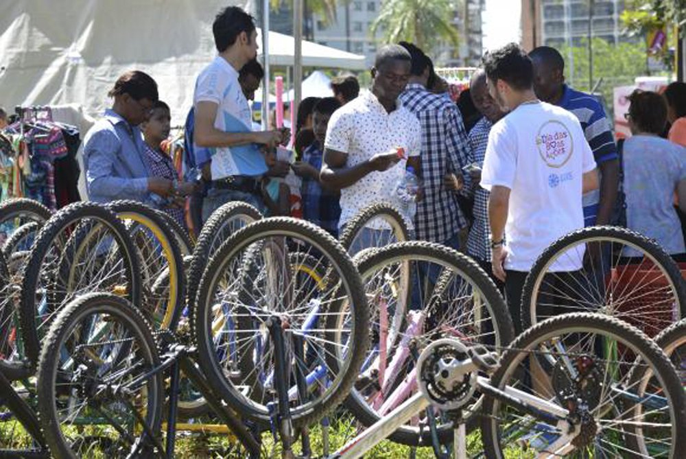 Refugiados de vários países que vivem no Distrito Federal receberam neste domingo 34 bicicletas para facilitar o deslocamento pelos espaços urbanos; elas são usadas e foram consertadas para a doação, feita pela ONG Rodas da Paz; projeto é feito em parceria com a Agência da Organização das Nações Unidas para Refugiados (Acnur) e com o Instituto Migrações e Direitos Humanos (IMDH), ONG que auxilia os migrantes (Foto: Gisele Federicce) Refugiados de vários países que vivem no Distrito Federal receberam neste domingo 34 bicicletas para facilitar o deslocamento pelos espaços urbanos; elas são usadas e foram consertadas para a doação, feita pela ONG Rodas da Paz; projeto é feito em parceria com a Agência da Organização das Nações Unidas para Refugiados (Acnur) e com o Instituto Migrações e Direitos Humanos (IMDH), ONG que auxilia os migrantes