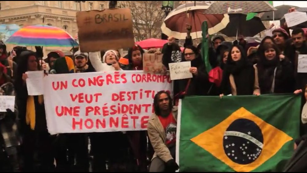 O Movimento Democrático 18 de Março (MD18), formado por brasileiros que vivem na França, organizou uma nova manifestação para este domingo, 17 de abril, às 15h, no mesmo local onde tem se reunido desde o início de março: a Place de La République, no centro de Paris; o principal objetivo da manifestação é reforçar o coro do povo brasileiro contra o impeachment da presidenta Dilma Rousseff e contra a desarticulação da democracia brasileira (Foto: Leonardo Attuch) O Movimento Democrático 18 de Março (MD18), formado por brasileiros que vivem na França, organizou uma nova manifestação para este domingo, 17 de abril, às 15h, no mesmo local onde tem se reunido desde o início de março: a Place de La République, no centro de Paris; o principal objetivo da manifestação é reforçar o coro do povo brasileiro contra o impeachment da presidenta Dilma Rousseff e contra a desarticulação da democracia brasileira