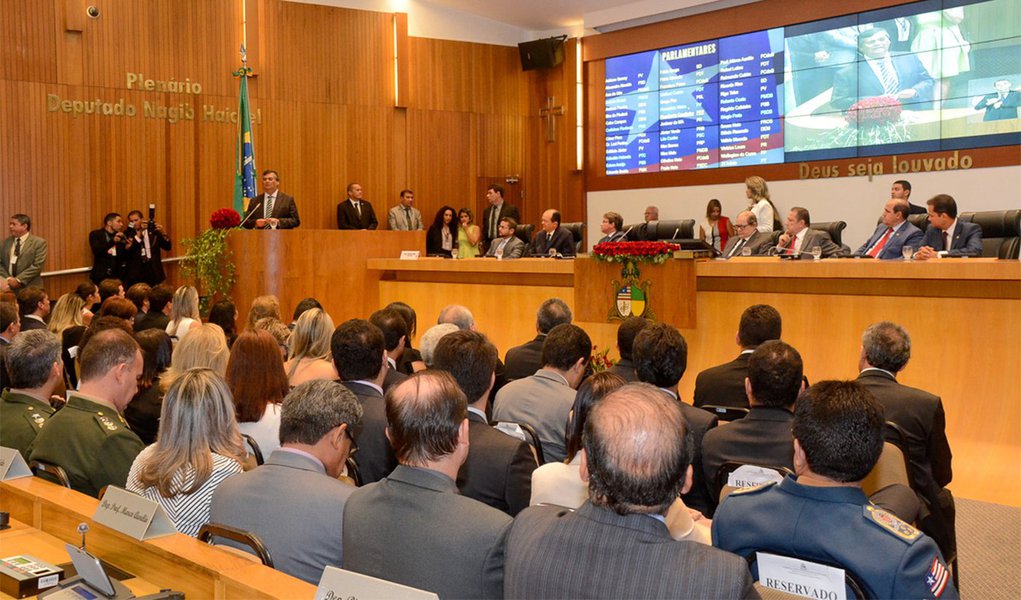 Foi empossada a nova Mesa diretoria da Assembléia Legislativa do Maranhão, cujo o mandato acontecerá até o dia 31 de janeiro de 2019; tomaram posse os deputados Fábio Macedo (PDT) – segundo vice-presidente; Josimar de Maranhãozinho (PR) – terceiro vice-presidente; Adriano Sarney (PV) – quarto vice-presidente; na abertura dos trabalhos, que aconteceu na quinta-feira 2, o governador Flávio Dino (PCdoB) pediu um minuto de silêncio em homenagem a Dona Marisa Letícia Lula da Silva, ex-primeira-dama do País; ele falou sobre equilíbrio fiscal e destacou ações na pasta de educação, segurança e desenvolvimento social (Foto: Leonardo Lucena) Foi empossada a nova Mesa diretoria da Assembléia Legislativa do Maranhão, cujo o mandato acontecerá até o dia 31 de janeiro de 2019; tomaram posse os deputados Fábio Macedo (PDT) – segundo vice-presidente; Josimar de Maranhãozinho (PR) – terceiro vice-presidente; Adriano Sarney (PV) – quarto vice-presidente; na abertura dos trabalhos, que aconteceu na quinta-feira 2, o governador Flávio Dino (PCdoB) pediu um minuto de silêncio em homenagem a Dona Marisa Letícia Lula da Silva, ex-primeira-dama do País; ele falou sobre equilíbrio fiscal e destacou ações na pasta de educação, segurança e desenvolvimento social