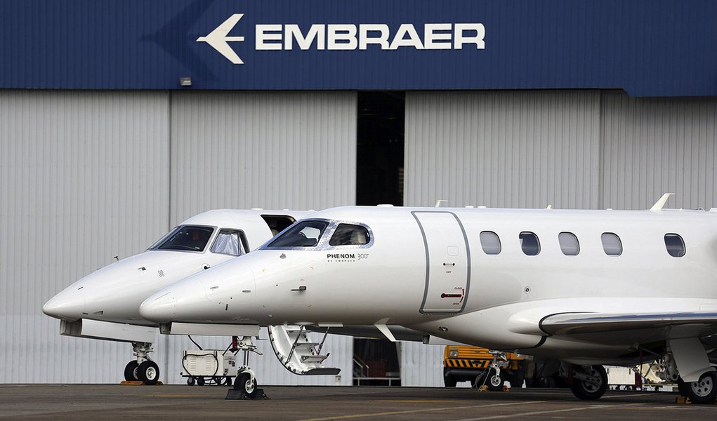 A Embraer anunciou que encerrou o plano de demissões voluntárias (PDV), aberto em agosto, com 1.470 adesões; novas inscrições serão avaliadas pela empresa; os funcionários que tiverem a participação confirmada serão dispensados na primeira semana de outubro; o plano foi anunciado no último dia 8 de agosto, segundo a companhia, como forma de garantir a sustentabilidade da empresa no atual cenário econômico; “Como parte de uma série de medidas de redução de custos que vem sendo adotada pela empresa, visando superar o cenário desafiador enfrentado hoje pela indústria aeroespacial e garantir a perenidade da empresa”, ressalta o comunicado da empresa (Foto: Leonardo Lucena) A Embraer anunciou que encerrou o plano de demissões voluntárias (PDV), aberto em agosto, com 1.470 adesões; novas inscrições serão avaliadas pela empresa; os funcionários que tiverem a participação confirmada serão dispensados na primeira semana de outubro; o plano foi anunciado no último dia 8 de agosto, segundo a companhia, como forma de garantir a sustentabilidade da empresa no atual cenário econômico; “Como parte de uma série de medidas de redução de custos que vem sendo adotada pela empresa, visando superar o cenário desafiador enfrentado hoje pela indústria aeroespacial e garantir a perenidade da empresa”, ressalta o comunicado da empresa