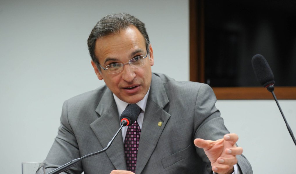 O deputado federal Hugo Leal (PSB-RJ) é candidato pelo PSB ao comando da Câmara, cargo vago após a renúncia de Eduardo Cunha; para ele, a Câmara precisa voltar à normalidade o mais rápido possível; “É hora de eleger um novo presidente e discutir o que realmente interessa ao país. A Câmara precisa voltar ao seu protagonismo, deixar as páginas policiais e ir para o debate das políticas públicas”, ressaltou (Foto: Valter Lima) O deputado federal Hugo Leal (PSB-RJ) é candidato pelo PSB ao comando da Câmara, cargo vago após a renúncia de Eduardo Cunha; para ele, a Câmara precisa voltar à normalidade o mais rápido possível; “É hora de eleger um novo presidente e discutir o que realmente interessa ao país. A Câmara precisa voltar ao seu protagonismo, deixar as páginas policiais e ir para o debate das políticas públicas”, ressaltou