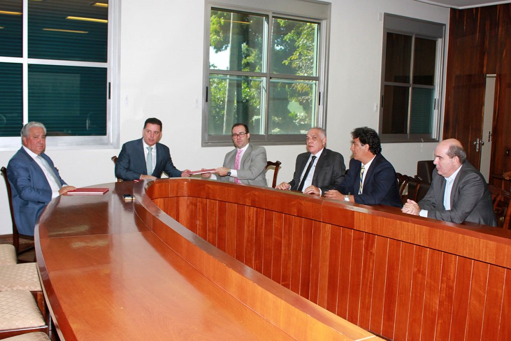 Governador Marconi Perillo recebeu, nesta seguran-feira, a direitoria da OAB-Goiás; presidente Lúcio Flávio entregou a Marconi documento elaborado pela seccional goiana após amplas discussões com todos os entes da área de segurança e representantes classistas; estudo traça um panorama do problema e apresenta contribuições para as esferas estadual e federal (Foto: José Barbacena) Governador Marconi Perillo recebeu, nesta seguran-feira, a direitoria da OAB-Goiás; presidente Lúcio Flávio entregou a Marconi documento elaborado pela seccional goiana após amplas discussões com todos os entes da área de segurança e representantes classistas; estudo traça um panorama do problema e apresenta contribuições para as esferas estadual e federal