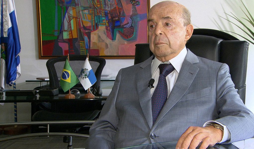 Governador do Rio em exercício, Francisco Dornelles, disse que, se a ajuda federal de R$ 2,9 bilhões não chegar até o fim da semana, a frota da polícia pode parar; verba seria o suficiente para arcar com os custos da pasta de segurança por três meses; “A segurança é prioritária, temos que cobrir os problemas da área. A frota da polícia corre o risco de parar. Conseguimos fazer uma ginástica financeira e só aguentaremos até o fim da semana”, disse (Foto: Roberta Namour) Governador do Rio em exercício, Francisco Dornelles, disse que, se a ajuda federal de R$ 2,9 bilhões não chegar até o fim da semana, a frota da polícia pode parar; verba seria o suficiente para arcar com os custos da pasta de segurança por três meses; “A segurança é prioritária, temos que cobrir os problemas da área. A frota da polícia corre o risco de parar. Conseguimos fazer uma ginástica financeira e só aguentaremos até o fim da semana”, disse