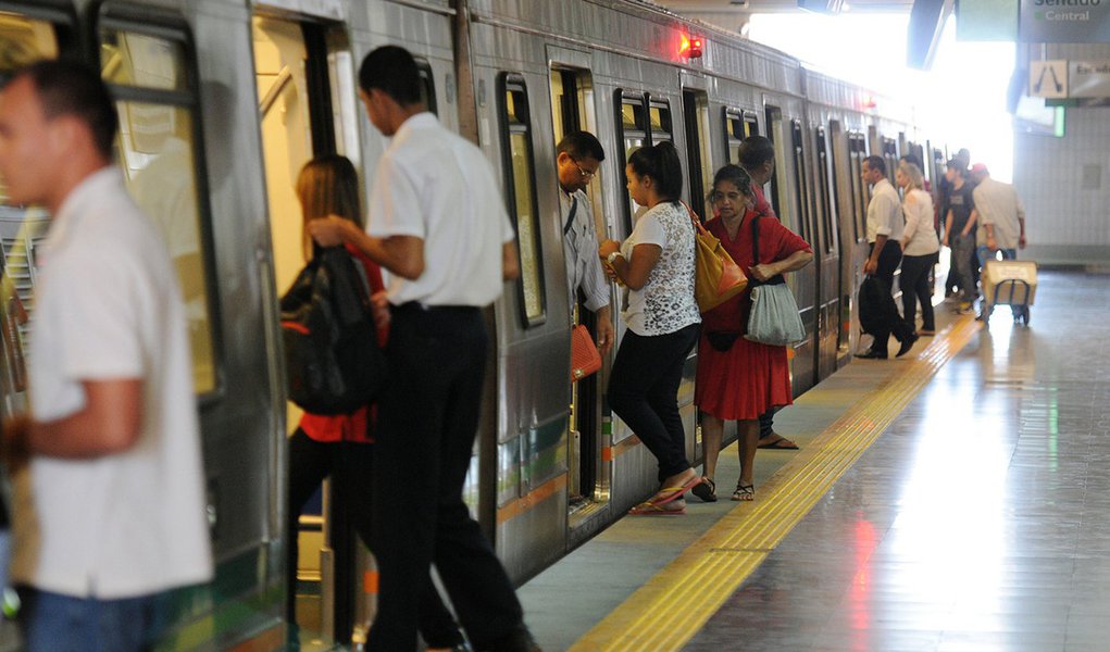 O Tribunal Regional do Trabalho (TRT) determinou que os metroviários em greve operem 24 trens e 24 estações nos horários de pico a partir desta quarta-feira (15); a decisão foi um pedido da Companhia do Metropolitano do Distrito Federal; a autarquia pediu reconhecimento da abusividade da greve (Foto: Leonardo Lucena) O Tribunal Regional do Trabalho (TRT) determinou que os metroviários em greve operem 24 trens e 24 estações nos horários de pico a partir desta quarta-feira (15); a decisão foi um pedido da Companhia do Metropolitano do Distrito Federal; a autarquia pediu reconhecimento da abusividade da greve