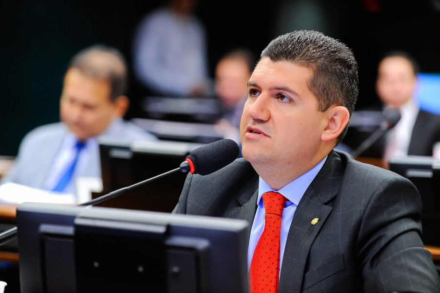 Presidente regional do PRB, o deputado federal Ronaldo Martins informou nesta quinta-feira (7) que seu partido terá candidato próprio à Prefeitura de Fortaleza. Por enquanto, seu nome é o mais cotado, mas a decisão sairá após reunião de cúpula prevista para o próximo sábado. A orientação do PRB nacional é disputar no maior número de municípios para expandir a legenda em todo o País (Foto: Rodrigo Rocha) Presidente regional do PRB, o deputado federal Ronaldo Martins informou nesta quinta-feira (7) que seu partido terá candidato próprio à Prefeitura de Fortaleza. Por enquanto, seu nome é o mais cotado, mas a decisão sairá após reunião de cúpula prevista para o próximo sábado. A orientação do PRB nacional é disputar no maior número de municípios para expandir a legenda em todo o País