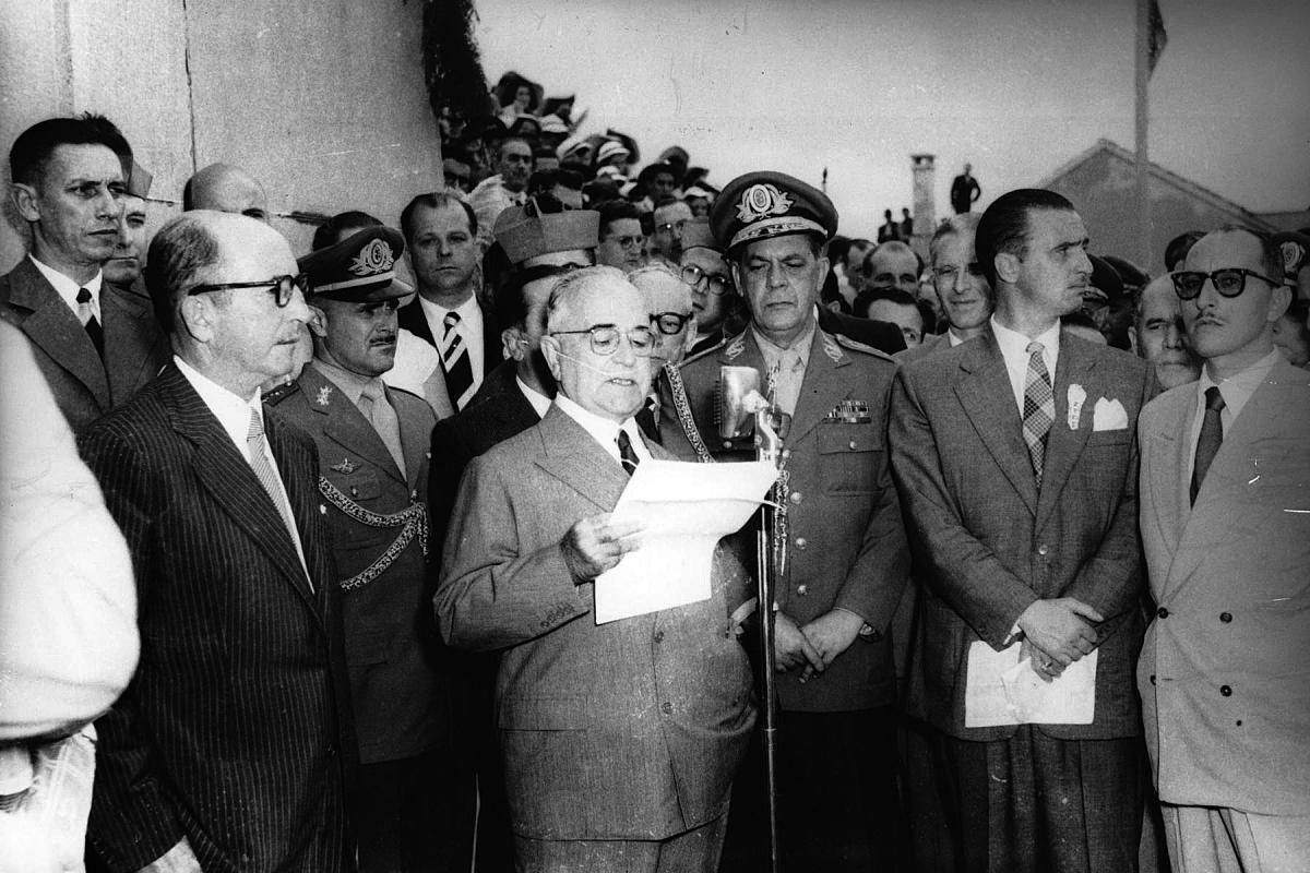 "O golpismo travestido de evento democrático de “salvação da pátria” e a difusão do anticomunismo e do fascismo, principalmente no Rio de Janeiro, são três legados que Getúlio Vargas deixou para os brasileiros. É o que se constata no alentado documentário “Imagens do Estado Novo 1937-45” dirigido pelo carioca Eduardo Escorel e produzido pelo paulista Claudio Kahns, exibido recentemente nas duas maiores cidades do Brasil"; o registro é do colunista Alex Solnik, que faz um relato de como se deu o período do Estado Novo no país (Foto: Alex Solnik) "O golpismo travestido de evento democrático de “salvação da pátria” e a difusão do anticomunismo e do fascismo, principalmente no Rio de Janeiro, são três legados que Getúlio Vargas deixou para os brasileiros. É o que se constata no alentado documentário “Imagens do Estado Novo 1937-45” dirigido pelo carioca Eduardo Escorel e produzido pelo paulista Claudio Kahns, exibido recentemente nas duas maiores cidades do Brasil"; o registro é do colunista Alex Solnik, que faz um relato de como se deu o período do Estado Novo no país