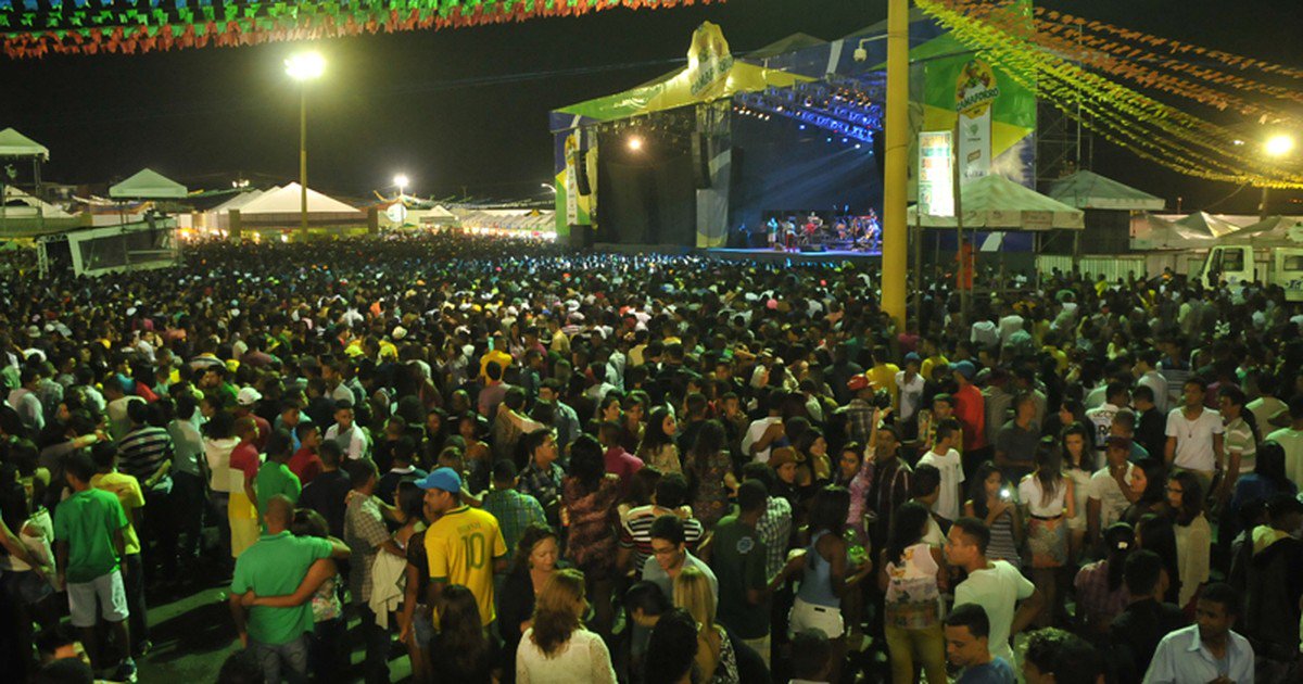 Considerado o São João mais tradicional da Região Metropolitana de Salvador, o Camaforró 2016 acontece nos dias 23 e 24 próximos, e terá com atrações diversificadas para agradar todos os públicos que vão desde o tradicional forró pé de serra ao arrocha; o festejo que deve atrair mais de 60 mil pessoas por noite será animado por 59 atrações musicais que tocarão na sede e orla; na sede, os artistas irão se revezar em três espaços, Palco Principal, Carramanchão e Forródromo; na orla, os festejos acontecem em Vila de Abrantes, Pé de Areia, Areias, Coqueiro de Arembepe, Monte Gordo e Cachoeirinha (Foto: Romulo Faro) Considerado o São João mais tradicional da Região Metropolitana de Salvador, o Camaforró 2016 acontece nos dias 23 e 24 próximos, e terá com atrações diversificadas para agradar todos os públicos que vão desde o tradicional forró pé de serra ao arrocha; o festejo que deve atrair mais de 60 mil pessoas por noite será animado por 59 atrações musicais que tocarão na sede e orla; na sede, os artistas irão se revezar em três espaços, Palco Principal, Carramanchão e Forródromo; na orla, os festejos acontecem em Vila de Abrantes, Pé de Areia, Areias, Coqueiro de Arembepe, Monte Gordo e Cachoeirinha