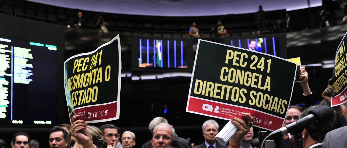 A pesquisadora Fabiola Sulpino Vieira, que elaborou estudo apontando perdas de R$ 743 bilhões para a área da saúde com a PEC 241, que congela gastos públicos por 20 anos, teve que deixar o Instituto de Pesquisas Econômicas Aplicadas (Ipea); o gesto foi visto com surpresa por parte dos servidores da instituição, que classificaram a exoneração como fruto de "pressão interna" e "intimidação" (Foto: Leonardo Attuch) A pesquisadora Fabiola Sulpino Vieira, que elaborou estudo apontando perdas de R$ 743 bilhões para a área da saúde com a PEC 241, que congela gastos públicos por 20 anos, teve que deixar o Instituto de Pesquisas Econômicas Aplicadas (Ipea); o gesto foi visto com surpresa por parte dos servidores da instituição, que classificaram a exoneração como fruto de "pressão interna" e "intimidação"