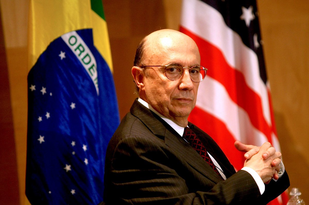 O ministro da Fazenda, Henrique Meirelles, disse nesta quarta-feira em Nova York que aprovação do projeto de repatriação de recursos de brasileiros no exterior não é considerada fundamental para o governo; para Meirelles, a atual legislação sobre regularização de recursos não declarados de brasileiros em outros países é boa e se não for possível alterá-la, não haverá problemas; "Na nossa avaliação é muito difícil prever o que vai render uma arrecadação maior: a lei atual com as regras atuais ou se a nova lei com as novas regras que estão sendo propostas. As duas têm vantagens e desvantagens. Não há como, na minha opinião, dizer que uma vai arrecadar mais do que a outra", disse o ministro (Foto: Romulo Faro) O ministro da Fazenda, Henrique Meirelles, disse nesta quarta-feira em Nova York que aprovação do projeto de repatriação de recursos de brasileiros no exterior não é considerada fundamental para o governo; para Meirelles, a atual legislação sobre regularização de recursos não declarados de brasileiros em outros países é boa e se não for possível alterá-la, não haverá problemas; "Na nossa avaliação é muito difícil prever o que vai render uma arrecadação maior: a lei atual com as regras atuais ou se a nova lei com as novas regras que estão sendo propostas. As duas têm vantagens e desvantagens. Não há como, na minha opinião, dizer que uma vai arrecadar mais do que a outra", disse o ministro
