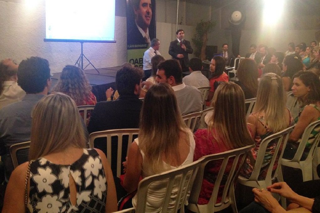 O renomado dvogado Luiz Flávio Gomes, fundador da rede de ensino LFG, ministrou palestra na noite de ontem (21), no comitê de Flávio Buonaduce, candidato a presidente da OAB Goiás; jurista e professor, Luiz Flávio falou sobre a carreira advocatícia e o papel da OAB na valorização dos advogados; “A profissão do advogado é uma das mais fantásticas profissões, mas passa por um momento de crise no país; e é nesse momento que a Ordem precisa ser mais atuante, mais presente, porque se a OAB não atua, o advogado perde seu valor perante a sociedade. A OAB precisa ter força para dar força aos advogados, e força se adquire com união” (Foto: José Barbacena) O renomado dvogado Luiz Flávio Gomes, fundador da rede de ensino LFG, ministrou palestra na noite de ontem (21), no comitê de Flávio Buonaduce, candidato a presidente da OAB Goiás; jurista e professor, Luiz Flávio falou sobre a carreira advocatícia e o papel da OAB na valorização dos advogados; “A profissão do advogado é uma das mais fantásticas profissões, mas passa por um momento de crise no país; e é nesse momento que a Ordem precisa ser mais atuante, mais presente, porque se a OAB não atua, o advogado perde seu valor perante a sociedade. A OAB precisa ter força para dar força aos advogados, e força se adquire com união”