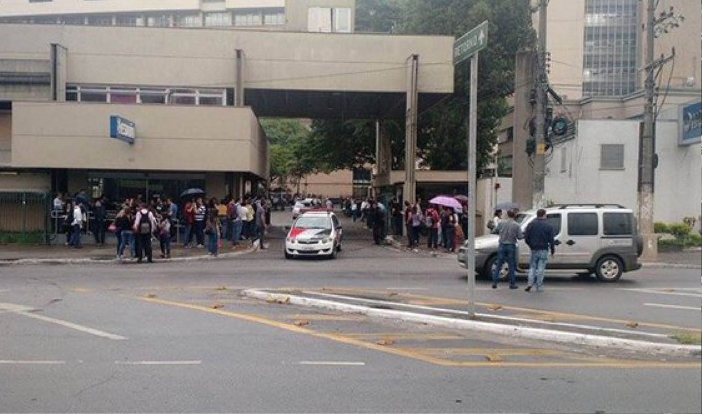 Sede do jornal O Estado de S. Paulo em São Paulo foi esvaziada na tarde desta segunda-feira, 23, devido a uma ameaça de bomba, feita por telefone; esquadrão antibombas já foi chamado para vasculhar a redação; até o momento, sete carros de bombeiros estão no local. Uma secretária do jornal teria recebido a ligação, que informava haver uma bomba na redação e outra na rádio (Foto: Aquiles Lins) Sede do jornal O Estado de S. Paulo em São Paulo foi esvaziada na tarde desta segunda-feira, 23, devido a uma ameaça de bomba, feita por telefone; esquadrão antibombas já foi chamado para vasculhar a redação; até o momento, sete carros de bombeiros estão no local. Uma secretária do jornal teria recebido a ligação, que informava haver uma bomba na redação e outra na rádio