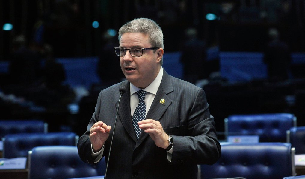 Investigação da Controladoria-Geral de Minas Gerais aponta corrupção, desvios e mau uso de dinheiro público na construção de um centro internacional de meio ambiente no governo de Antonio Anastasia (PSDB), atual senador e relator da comissão especial do impeachment de Dilma; CGE auditou uma amostra de R$ 37,7 milhões em recursos gastos na obra, 16% dos R$ 230 milhões do total do projeto, no município de Frutal (MG);s prejuízos aos cofres públicos chegaram a R$ 18 milhões; segundo o órgão, parte das irregularidades beneficiou a Construtora Waldemar Polizzi (CWP), que pertenceu a parentes de Anastasia até quatro meses antes de ele assumir o governo mineiro em 2010 (Foto: Leonardo Lucena) Investigação da Controladoria-Geral de Minas Gerais aponta corrupção, desvios e mau uso de dinheiro público na construção de um centro internacional de meio ambiente no governo de Antonio Anastasia (PSDB), atual senador e relator da comissão especial do impeachment de Dilma; CGE auditou uma amostra de R$ 37,7 milhões em recursos gastos na obra, 16% dos R$ 230 milhões do total do projeto, no município de Frutal (MG);s prejuízos aos cofres públicos chegaram a R$ 18 milhões; segundo o órgão, parte das irregularidades beneficiou a Construtora Waldemar Polizzi (CWP), que pertenceu a parentes de Anastasia até quatro meses antes de ele assumir o governo mineiro em 2010