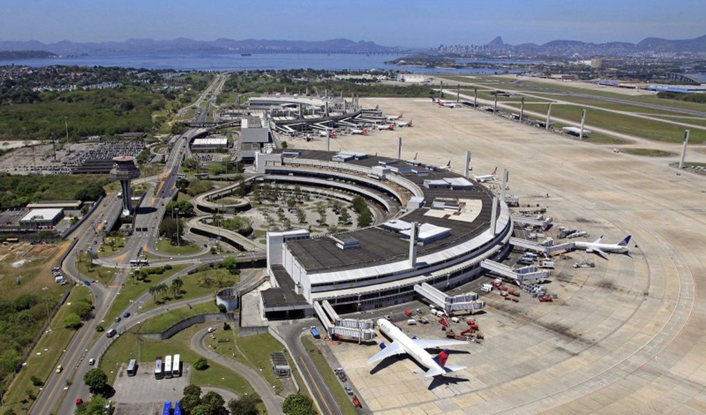 A Prefeitura do Rio assinou convênio operacional com o RIOgaleão - concessionária responsável pelo Aeroporto Internacional Tom Jobim - para viabilizar as ações de fiscalização e controle nas áreas privadas, porém de interesse público, dos terminais (alças de acesso do aeroporto); a medida vai possibilitar ao governo, com o apoio da concessionária, melhorar a gestão do trânsito e transportes nos acessos ao aeroporto, principal porta de entrada de turistas nacionais e estrangeiros (Foto: Leonardo Lucena) A Prefeitura do Rio assinou convênio operacional com o RIOgaleão - concessionária responsável pelo Aeroporto Internacional Tom Jobim - para viabilizar as ações de fiscalização e controle nas áreas privadas, porém de interesse público, dos terminais (alças de acesso do aeroporto); a medida vai possibilitar ao governo, com o apoio da concessionária, melhorar a gestão do trânsito e transportes nos acessos ao aeroporto, principal porta de entrada de turistas nacionais e estrangeiros