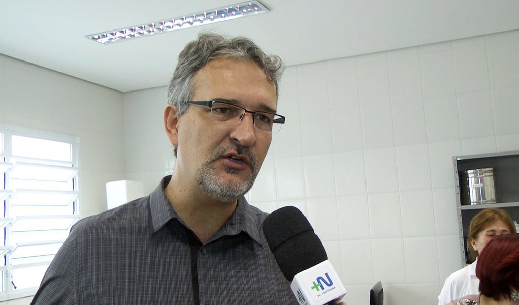 Em carta aberta, Jorge Lapas, afirma que "o interesse coletivo e tudo que estamos construindo até aqui está ameaçado"; "Por ouvir a população, e em respeito ao clamor de diversos segmentos da nossa sociedade, tomei uma das decisões mais difíceis da minha vida"; "Como se não bastasse o momento delicado pelo qual o PT está passando no cenário nacional, no âmbito municipal a legenda vem se deixando levar por visões e interesses individuais, que dividem o partido e promovem um clima de insegurança e instabilidade em nossos aliados", acrescentou (Foto: Roberta Namour) Em carta aberta, Jorge Lapas, afirma que "o interesse coletivo e tudo que estamos construindo até aqui está ameaçado"; "Por ouvir a população, e em respeito ao clamor de diversos segmentos da nossa sociedade, tomei uma das decisões mais difíceis da minha vida"; "Como se não bastasse o momento delicado pelo qual o PT está passando no cenário nacional, no âmbito municipal a legenda vem se deixando levar por visões e interesses individuais, que dividem o partido e promovem um clima de insegurança e instabilidade em nossos aliados", acrescentou