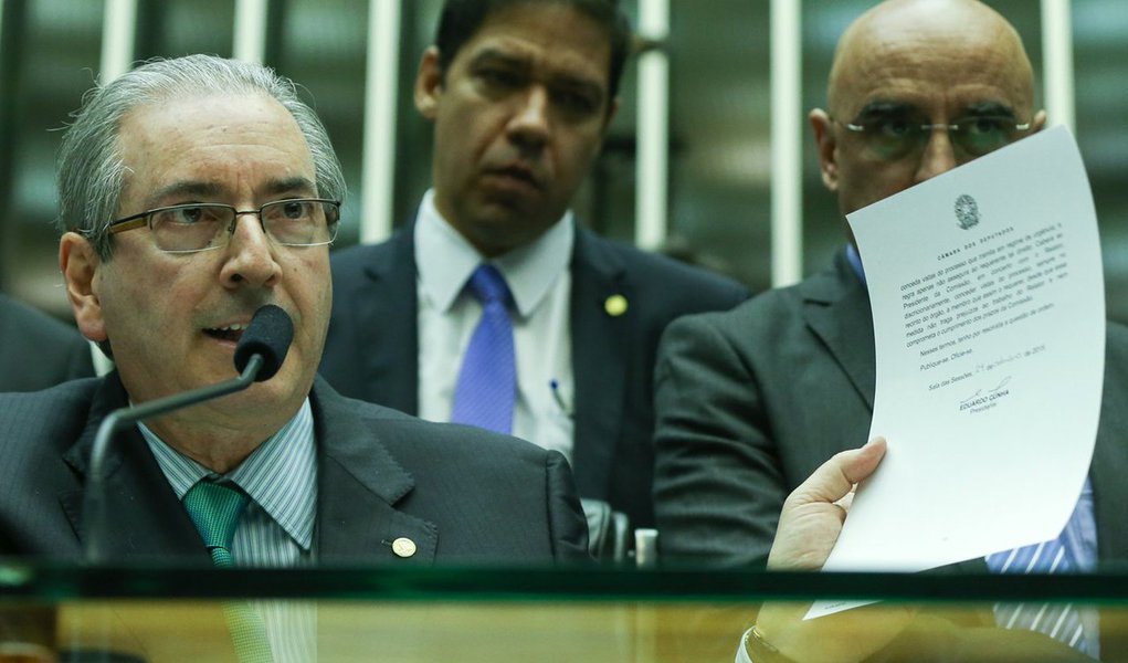 em entrevista ao programa “Preto no Branco”, do jornalista Jorge Bastos Moreno, presidente da Câmara, deputado Eduardo Cunha (PMDB-RJ), afirmou que a medida não vai ter efeito para cobrir o déficit do ano que vem "em nenhuma circunstância"; disse que acha “muito difícil” a PEC passar, mas que “boa parte” do pacote fiscal proposto pelo governo para a reequilibrar as contas públicas deve ser aprovada (Foto: Roberta Namour) em entrevista ao programa “Preto no Branco”, do jornalista Jorge Bastos Moreno, presidente da Câmara, deputado Eduardo Cunha (PMDB-RJ), afirmou que a medida não vai ter efeito para cobrir o déficit do ano que vem "em nenhuma circunstância"; disse que acha “muito difícil” a PEC passar, mas que “boa parte” do pacote fiscal proposto pelo governo para a reequilibrar as contas públicas deve ser aprovada