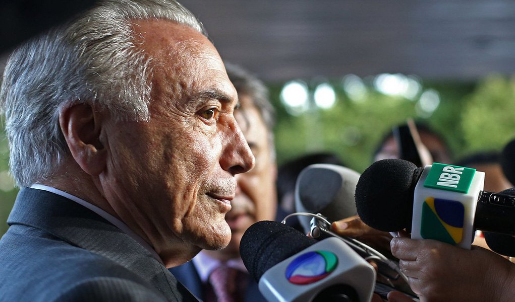 Dados da pesquisa "Pulso Brasil", da Ipsos, mostra que 62% dos brasileiros reprovam a atuação de Temer; apesar disso, aprovação a Temer cresceu 18 pontos percentuais de fevereiro a abril, saltando de 6% para 24%; "Em nosso modelo de análise global, vemos que 40% de aprovação é o patamar mínimo para um governo aprovar reformas. Sem atingir isso fica muito difícil governar", afirma Alexandre de Saint-Léon, CEO da Ipsos no Brasil; numa eventual antecipação das eleições presidenciais, o nome mais bem cotado seria o de Marina Silva, com 48% de aprovação; sem segundo, segundo Ipsos, aparece o Tiririca, com 43%, e os tucanos Aécio Neves e José Serra, com 31% (Foto: Aquiles Lins) Dados da pesquisa "Pulso Brasil", da Ipsos, mostra que 62% dos brasileiros reprovam a atuação de Temer; apesar disso, aprovação a Temer cresceu 18 pontos percentuais de fevereiro a abril, saltando de 6% para 24%; "Em nosso modelo de análise global, vemos que 40% de aprovação é o patamar mínimo para um governo aprovar reformas. Sem atingir isso fica muito difícil governar", afirma Alexandre de Saint-Léon, CEO da Ipsos no Brasil; numa eventual antecipação das eleições presidenciais, o nome mais bem cotado seria o de Marina Silva, com 48% de aprovação; sem segundo, segundo Ipsos, aparece o Tiririca, com 43%, e os tucanos Aécio Neves e José Serra, com 31%