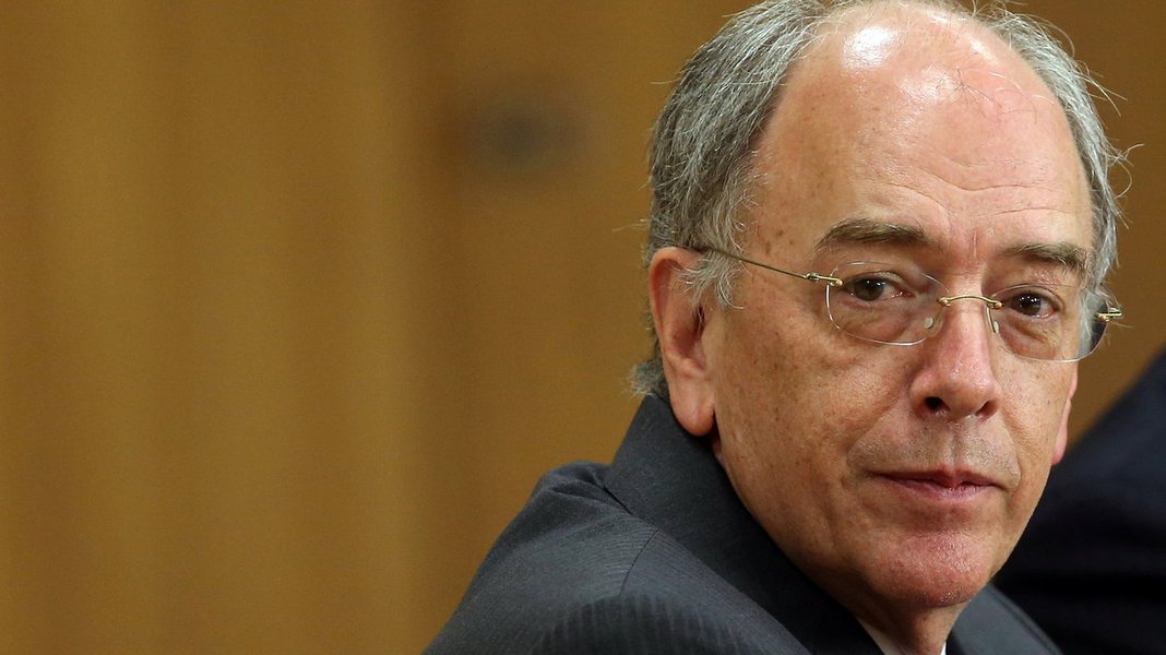 "A decisão de desistir da produção de biodiesel e de etanol é um erro que compromete a sustentação empresarial e os compromissos ambientais brasileiros apresentados a COP-21, em Paris", dizem Felipe Coutinho, presidente da Associação dos Engenheiros da Petrobras (Aepet) e Enrique Ortega, professor da Unicamp; "A participação dos biocombustíveis é cada vez maior na matriz energética brasileira e mundial, o etanol compete com a gasolina, enquanto o biodiesel ocupa o mercado do diesel", afirmam; "O preço deste erro será alto e recairá sobre a estatal e a sociedade brasileira, mais cedo do que se imagina" (Foto: Leonardo Attuch) "A decisão de desistir da produção de biodiesel e de etanol é um erro que compromete a sustentação empresarial e os compromissos ambientais brasileiros apresentados a COP-21, em Paris", dizem Felipe Coutinho, presidente da Associação dos Engenheiros da Petrobras (Aepet) e Enrique Ortega, professor da Unicamp; "A participação dos biocombustíveis é cada vez maior na matriz energética brasileira e mundial, o etanol compete com a gasolina, enquanto o biodiesel ocupa o mercado do diesel", afirmam; "O preço deste erro será alto e recairá sobre a estatal e a sociedade brasileira, mais cedo do que se imagina"