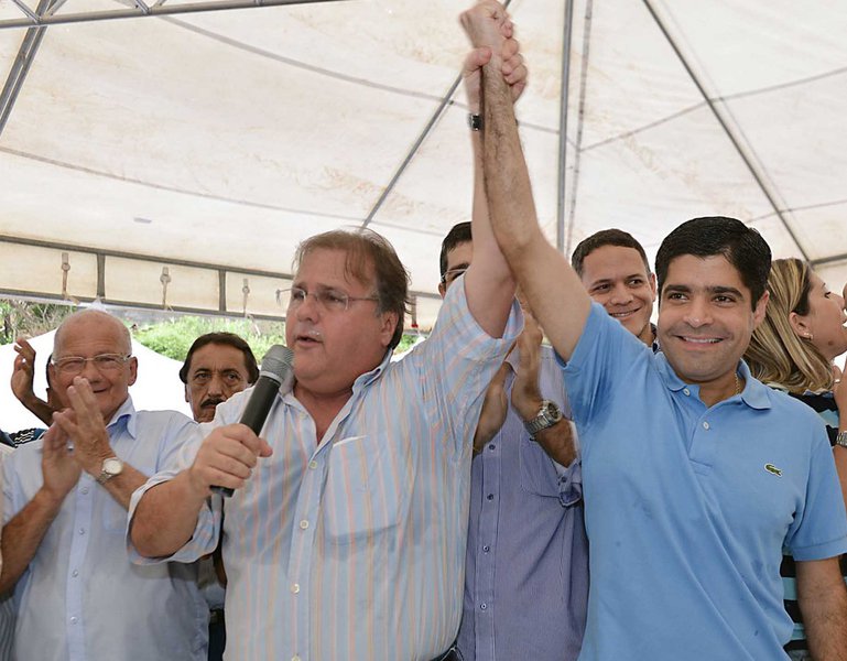 Presidente do PMDB na Bahia, o ministro interino da Secretaria de Governo, Geddel Vieira Lima, promete "brigar" pela "primazia" de seu partido na disputa pela vaga de vice-prefeito na chapa a ser encabeçada por ACM Neto em sua busca pela reeleição; "Pelo tamanho, pela sua estrutura, pela sua importância no governo federal, nós vamos brigar, vamos reivindicar, mostrar ao prefeito ACM Neto que peça a compreensão aos demais aliados, mas esse é o momento do PMDB. Nosso partido tem essa primazia para ocupar a vice, para fortalecer a vitória dele e a própria governança", diz Geddel (Foto: Romulo Faro) Presidente do PMDB na Bahia, o ministro interino da Secretaria de Governo, Geddel Vieira Lima, promete "brigar" pela "primazia" de seu partido na disputa pela vaga de vice-prefeito na chapa a ser encabeçada por ACM Neto em sua busca pela reeleição; "Pelo tamanho, pela sua estrutura, pela sua importância no governo federal, nós vamos brigar, vamos reivindicar, mostrar ao prefeito ACM Neto que peça a compreensão aos demais aliados, mas esse é o momento do PMDB. Nosso partido tem essa primazia para ocupar a vice, para fortalecer a vitória dele e a própria governança", diz Geddel