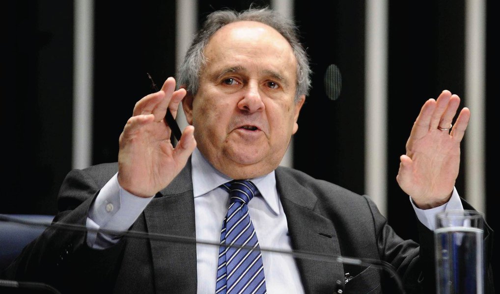 O movimento "UnB contra o golpe" emitiu nota com críticas ao senador Cristovam Buarque (PPS); o parlamentar já foi reitor da Universidade de Brasilia; "Ele já manifestou voto favorável ao golpe de Cunha e Temer. Antes não bastasse o golpe, o projeto dessa dupla é privatizar a universidade, tirar direitos arduamente conquistados e recursos da educação pública - pauta que o senador sempre transpareceu defender. Um farsante! A UnB não tolera golpista, principalmente os que saíram do chão dessa universidade. Vamos invadir sua história e desmascarar sua cara!", afirma o movimento (Foto: Valter Lima) O movimento "UnB contra o golpe" emitiu nota com críticas ao senador Cristovam Buarque (PPS); o parlamentar já foi reitor da Universidade de Brasilia; "Ele já manifestou voto favorável ao golpe de Cunha e Temer. Antes não bastasse o golpe, o projeto dessa dupla é privatizar a universidade, tirar direitos arduamente conquistados e recursos da educação pública - pauta que o senador sempre transpareceu defender. Um farsante! A UnB não tolera golpista, principalmente os que saíram do chão dessa universidade. Vamos invadir sua história e desmascarar sua cara!", afirma o movimento