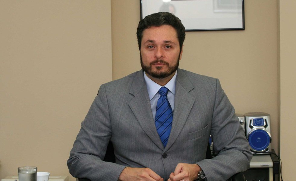Responsável por administrar os recursos financeiros do Estado, o secretário da Fazenda, Manoel Vitório, não esconde a preocupação com a arrecadação estadual e admite que a situação "é muito difícil"; apesar da crise, ele garante, contudo, que o governo da Bahia mantém o equilíbrio fiscal; "Conseguimos fazer uma estrutura financeira para não entrar na tentação de usar dinheiro, inclusive, de operação de crédito e de investimento, para cobrir despesas correntes, o que seria um crime, mas estamos com dificuldade", diz Vitório (Foto: Romulo Faro) Responsável por administrar os recursos financeiros do Estado, o secretário da Fazenda, Manoel Vitório, não esconde a preocupação com a arrecadação estadual e admite que a situação "é muito difícil"; apesar da crise, ele garante, contudo, que o governo da Bahia mantém o equilíbrio fiscal; "Conseguimos fazer uma estrutura financeira para não entrar na tentação de usar dinheiro, inclusive, de operação de crédito e de investimento, para cobrir despesas correntes, o que seria um crime, mas estamos com dificuldade", diz Vitório