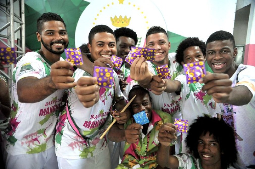 Brasil tinha 81 mil pessoas tomando antirretrovirais no ano passado, 13% a mais do que em 2014; dados foram apresentados nesta quinta-feira pelo Ministério da Saúde no lançamento da Campanha Nacional de Prevenção à DST/Aids para o Carnaval 2016, na quadra da Escola de Samba da Mangueira; nos últimos seis anos, o número de pessoas em tratamento no Sistema Único de Saúde (SUS) praticamente dobrou, passando de 231 mil para 455 mil pessoas (Foto: José Barbacena) Brasil tinha 81 mil pessoas tomando antirretrovirais no ano passado, 13% a mais do que em 2014; dados foram apresentados nesta quinta-feira pelo Ministério da Saúde no lançamento da Campanha Nacional de Prevenção à DST/Aids para o Carnaval 2016, na quadra da Escola de Samba da Mangueira; nos últimos seis anos, o número de pessoas em tratamento no Sistema Único de Saúde (SUS) praticamente dobrou, passando de 231 mil para 455 mil pessoas