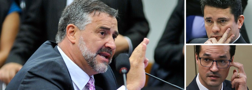 O deputado federal Paulo Pimenta (PT-RS) criticou o lobby de juízes e promotores para que fosse retirada a previsão de crime de responsabilidade para autoridades do projeto de combate à corrupção que está em discussão no Congresso Nacional; ele questionou qual a lógica de se criar uma lei para combater a corrupção e ao mesmo tempo criar uma "casta de juízes e promotores intocáveis, que não precisa respeitar teto salarial e que não pode ser investigada quando comete crimes” (Foto: Valter Lima) O deputado federal Paulo Pimenta (PT-RS) criticou o lobby de juízes e promotores para que fosse retirada a previsão de crime de responsabilidade para autoridades do projeto de combate à corrupção que está em discussão no Congresso Nacional; ele questionou qual a lógica de se criar uma lei para combater a corrupção e ao mesmo tempo criar uma "casta de juízes e promotores intocáveis, que não precisa respeitar teto salarial e que não pode ser investigada quando comete crimes”