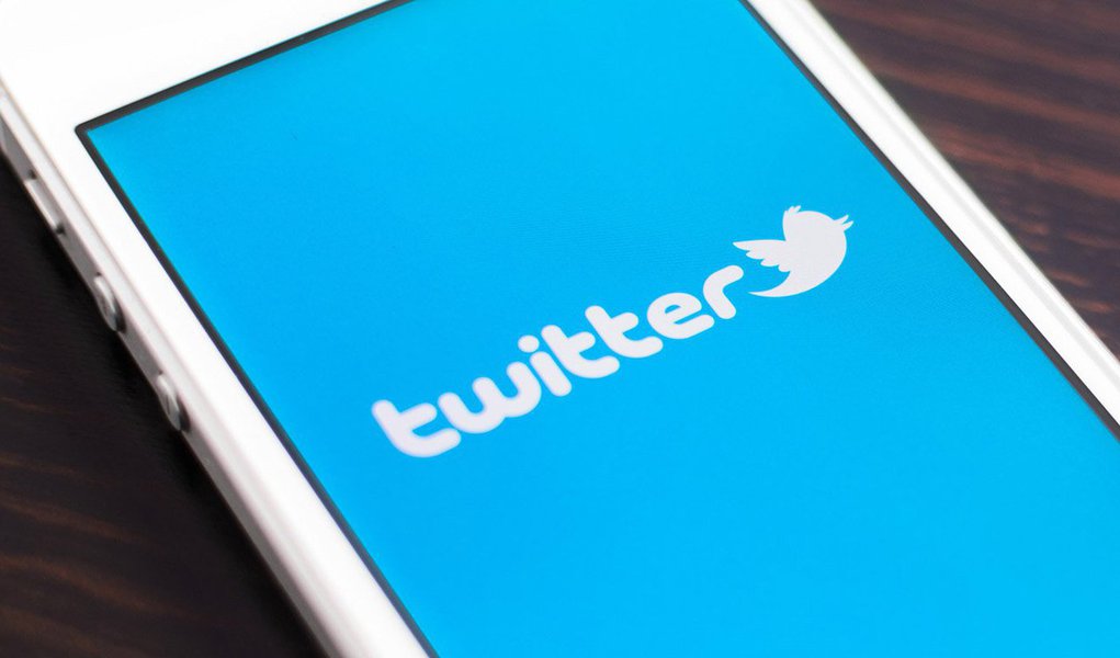 O Twitter enviou um alerta para alguns usuários, avisando-os de que hackers patrocinados por governos podem estar tentando obter dados sensíveis de suas contas, disse a companhia no primeiro alerta desse gênero feito pela rede social; segundo o comunicado, não havia indicação de que os hackers tenham conseguido obter informação sensível de um "pequeno grupo de contas" visadas; o site não deu informações adicionais sobre o ataque ou possíveis suspeitos em sua investigação (Foto: Leonardo Lucena) O Twitter enviou um alerta para alguns usuários, avisando-os de que hackers patrocinados por governos podem estar tentando obter dados sensíveis de suas contas, disse a companhia no primeiro alerta desse gênero feito pela rede social; segundo o comunicado, não havia indicação de que os hackers tenham conseguido obter informação sensível de um "pequeno grupo de contas" visadas; o site não deu informações adicionais sobre o ataque ou possíveis suspeitos em sua investigação