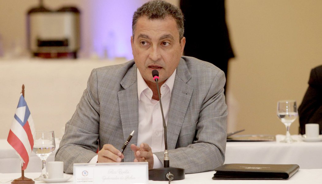 Para o governador da Bahia, Rui Costa, não tem valor a pesquisa Datafolha divulgada no final de semana que mostrou baixo desempenho do ex-presidente Lula nas intenções de voto dos brasileiros para 2018; "Acho que pesquisa, e vocês me acompanharam ao longo da minha eleição, vale pouco a um ano ou a meses da eleição. Imagine a três anos de uma eleição. Pesquisa, neste momento, não tem valor algum"; ele tem propriedade sobre o que diz, pois durante todo o período eleitoral de 2014, as pesquisas davam ele com menos de 10% das intenções de voto. Na véspera da eleição, o Ibope divulgou pesquisa apontando vitória do ex-governador Paulo Souto (DEM) no primeiro turno, mas quando as urnas foram abertas, Rui estava eleito com mais de 40% dos votos válidos (Foto: Romulo Faro) Para o governador da Bahia, Rui Costa, não tem valor a pesquisa Datafolha divulgada no final de semana que mostrou baixo desempenho do ex-presidente Lula nas intenções de voto dos brasileiros para 2018; "Acho que pesquisa, e vocês me acompanharam ao longo da minha eleição, vale pouco a um ano ou a meses da eleição. Imagine a três anos de uma eleição. Pesquisa, neste momento, não tem valor algum"; ele tem propriedade sobre o que diz, pois durante todo o período eleitoral de 2014, as pesquisas davam ele com menos de 10% das intenções de voto. Na véspera da eleição, o Ibope divulgou pesquisa apontando vitória do ex-governador Paulo Souto (DEM) no primeiro turno, mas quando as urnas foram abertas, Rui estava eleito com mais de 40% dos votos válidos