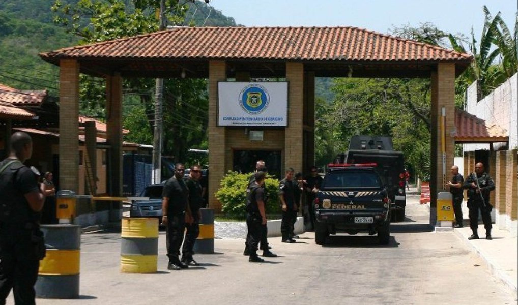Dezessete presos, entre chefes de facções de criminosas e um miliciano, estão sendo transferidos do complexo penitenciário de Bangu, na Zona Oeste do Rio, para presídios fora do Rio; os detentos são considerados alguns dos criminosos mais perigosos do Rio; a transferência faz parte do plano de segurança do estado para a Olimpíada; investigadores descobriram que eles davam ordens de dentro da cadeia para as quadrilhas do lado de fora (Foto: Leonardo Lucena) Dezessete presos, entre chefes de facções de criminosas e um miliciano, estão sendo transferidos do complexo penitenciário de Bangu, na Zona Oeste do Rio, para presídios fora do Rio; os detentos são considerados alguns dos criminosos mais perigosos do Rio; a transferência faz parte do plano de segurança do estado para a Olimpíada; investigadores descobriram que eles davam ordens de dentro da cadeia para as quadrilhas do lado de fora