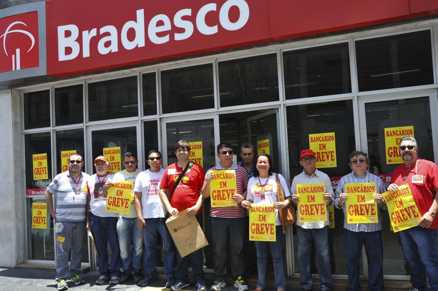 Nesta sexta-feira 16/10, 11º dia da paralisação, 395 das 567 agências existentes no Estado estavam fechadas, representando 70% de adesão ao movimento. Para o presidente do Sindicato dos Bancários do Ceará, Carlos Eduardo Bezerra, a tendência é de ampliar ainda mais a adesão na próxima semana, em função da postura Federação Nacional do Bancos (Fenaban), de não abrir o diálogo com a categoria (Foto: Fatima 247) Nesta sexta-feira 16/10, 11º dia da paralisação, 395 das 567 agências existentes no Estado estavam fechadas, representando 70% de adesão ao movimento. Para o presidente do Sindicato dos Bancários do Ceará, Carlos Eduardo Bezerra, a tendência é de ampliar ainda mais a adesão na próxima semana, em função da postura Federação Nacional do Bancos (Fenaban), de não abrir o diálogo com a categoria