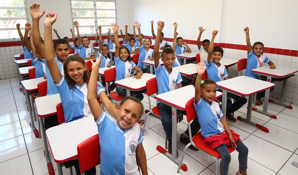 Em continuidade da política de revitalização do ensino público no Maranhão, o governo estadual prevê a inauguração de 97 escolas somente este ano, por meio do Programa ‘Escola Digna’; somadas a três já concluídas em 2016, serão 100 novas unidades entregues em 2017; a meta é entregar, à população maranhense, cerca de 300 escolas novas até 2018; lançado em 2015 e empreendido pelas secretarias estaduais de Educação e Infraestrutura, o ‘Escola Digna’ é um programa de construção de prédios de alvenaria, em substituição às escolas de taipa ou certificadas como inadequadas; o investimento do Governo é de R$ 120 milhões (Foto: Leonardo Lucena) Em continuidade da política de revitalização do ensino público no Maranhão, o governo estadual prevê a inauguração de 97 escolas somente este ano, por meio do Programa ‘Escola Digna’; somadas a três já concluídas em 2016, serão 100 novas unidades entregues em 2017; a meta é entregar, à população maranhense, cerca de 300 escolas novas até 2018; lançado em 2015 e empreendido pelas secretarias estaduais de Educação e Infraestrutura, o ‘Escola Digna’ é um programa de construção de prédios de alvenaria, em substituição às escolas de taipa ou certificadas como inadequadas; o investimento do Governo é de R$ 120 milhões