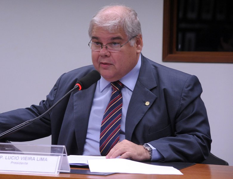 Opositor ferrenho da presidente Dilma Rousseff, o vice-líder do PMDB na Câmara, Lúcio Vieira Lima, surge na cotação dos possíveis sucessores do atual presidente da Casa, Eduardo Cunha, que está prestes a ser destituído do cargo (se não renunciar); no rol das especulações, o irmão de Geddel Vieira Lima agrada apoiadores e dissidentes de Cunha, mas seria considerado anti petista demais para o cargo; o baiano é visto como bom articulador, alguém que teria capacidade de transitar pela situação e pela oposição, apesar de ser desafeto declarado e agitador da bandeira do impeachment de Dilma (Foto: Romulo Faro) Opositor ferrenho da presidente Dilma Rousseff, o vice-líder do PMDB na Câmara, Lúcio Vieira Lima, surge na cotação dos possíveis sucessores do atual presidente da Casa, Eduardo Cunha, que está prestes a ser destituído do cargo (se não renunciar); no rol das especulações, o irmão de Geddel Vieira Lima agrada apoiadores e dissidentes de Cunha, mas seria considerado anti petista demais para o cargo; o baiano é visto como bom articulador, alguém que teria capacidade de transitar pela situação e pela oposição, apesar de ser desafeto declarado e agitador da bandeira do impeachment de Dilma
