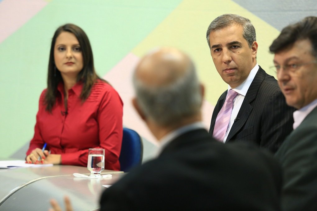 O eleitor está muito mais atento e exigente em face dos acontecimentos nacionais e esse comportamento vai se refletir diretamente nas próximas eleições; análise é do vice-governador e secretário de Segurança Pública, José Eliton, ao traçar um perfil a respeito da sucessão municipal de 2016; “Não tenho dúvidas de que, após esse período delicado de crises política e econômica, se abrirá um novo cenário de boas perspectivas”; "Não vivemos mais naquele tempo em que políticos faziam promessas vazias”, diz ao avaliar que o País precisa ser passado a limpo (Foto: José Barbacena) O eleitor está muito mais atento e exigente em face dos acontecimentos nacionais e esse comportamento vai se refletir diretamente nas próximas eleições; análise é do vice-governador e secretário de Segurança Pública, José Eliton, ao traçar um perfil a respeito da sucessão municipal de 2016; “Não tenho dúvidas de que, após esse período delicado de crises política e econômica, se abrirá um novo cenário de boas perspectivas”; "Não vivemos mais naquele tempo em que políticos faziam promessas vazias”, diz ao avaliar que o País precisa ser passado a limpo